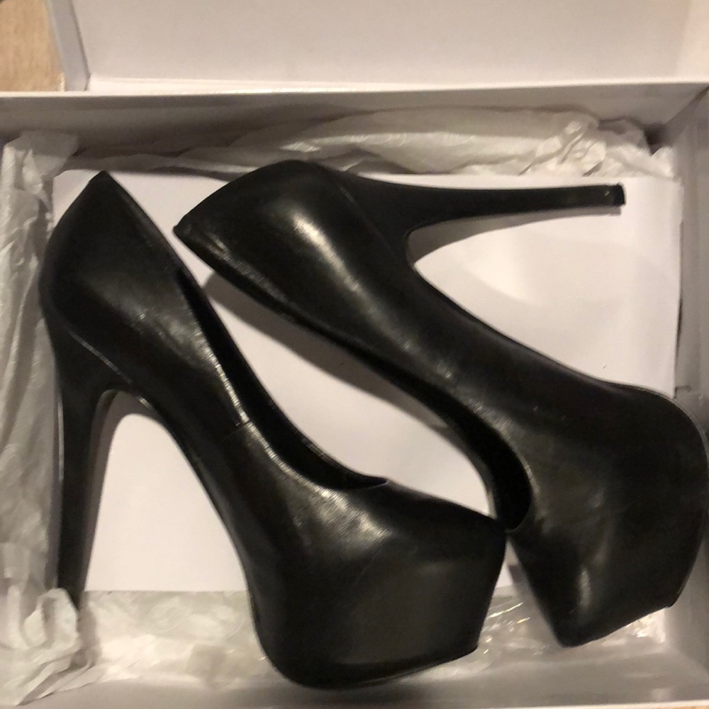 Black platform Steve Madden Heels